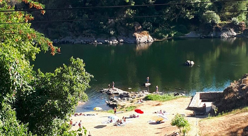 Playa fluvial de Sela