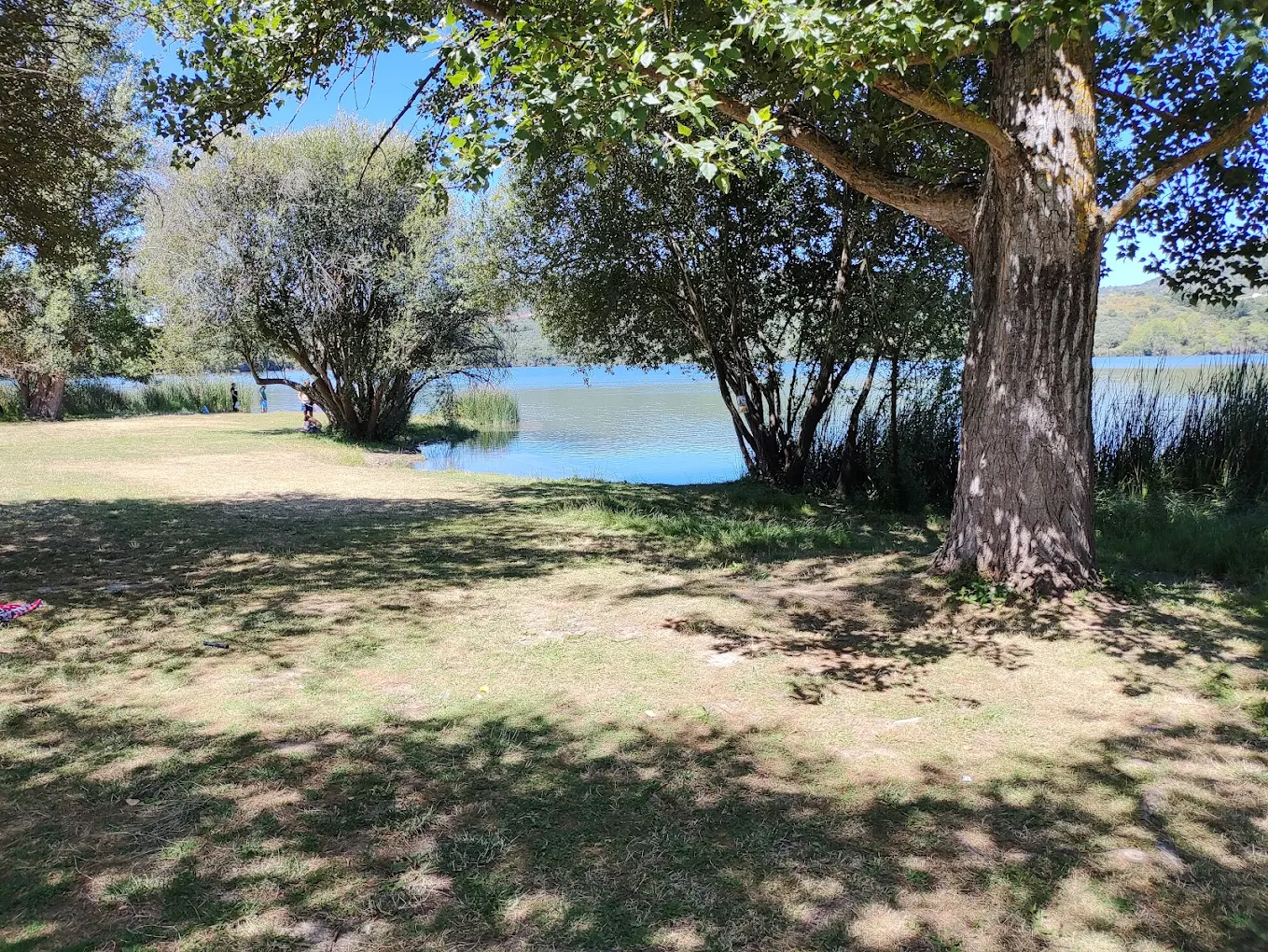 Playa fluvial Lago Carucedo