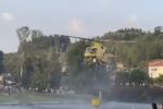 Helicópteros cargan agua en la playa fluvial de Vega de Espinareda para combatir los incendios del Bierzo