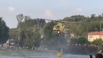 Helicópteros cargan agua en la playa fluvial de Vega de Espinareda para combatir los incendios del Bierzo